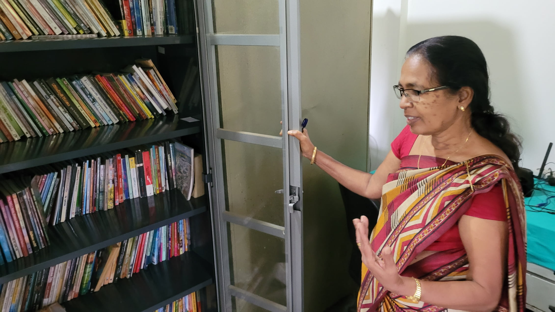 Vijayani in de bibliotheek in Wellawaya