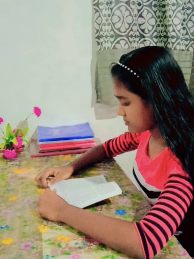 Omesha - lid van de bieb in Wellawaya