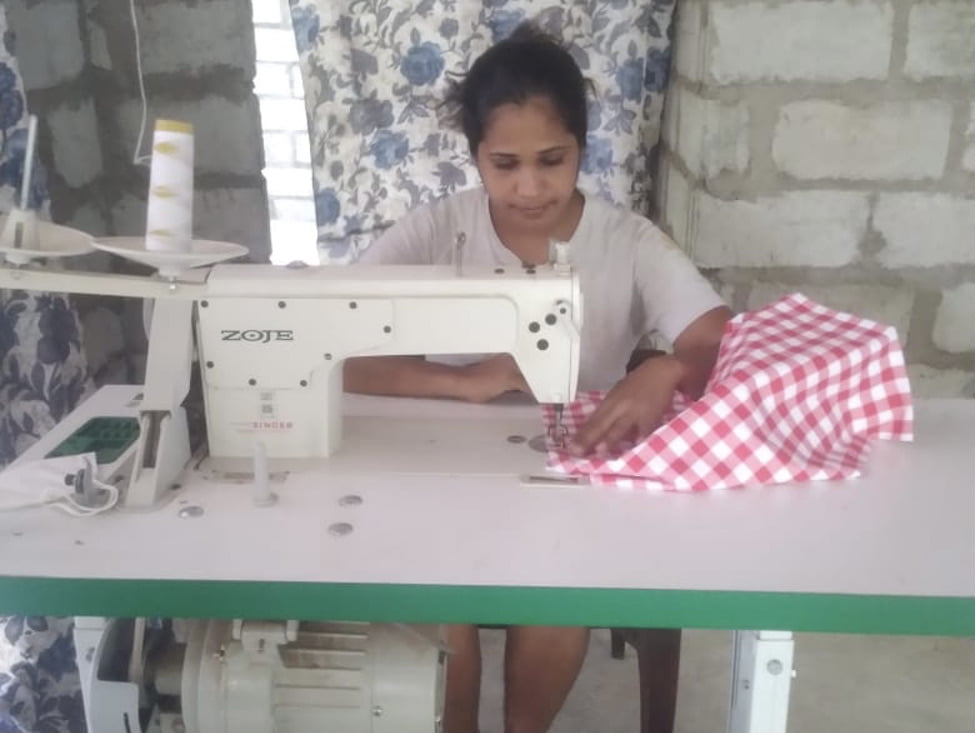 Thilini aan het werk - naaien kleding
